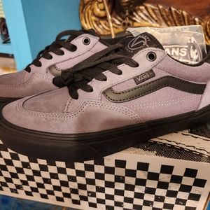 Vans Men's Purple and Black Low-Top Sneakers